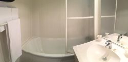 Chambre salle de bain avec baignoire Hôtel Jonzac