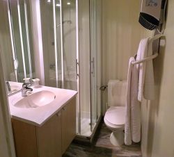 Chambre salle de bain avec douche et wc Hôtel Jonzac