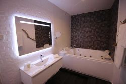 chambre salle de bain balnéo |  hôtel Logis à  Jonzac