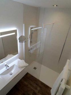 chambre salle de bain douche |  hôtel Logis à  Jonzac