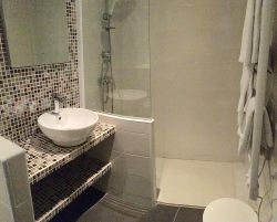 Chambre salle de bain chambre Triple Hôtel Jonzac