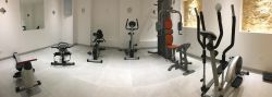 Salle de remise en forme, hôtel l'Ecu à  Jonzac