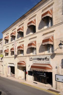 façade de l'hôtel l'Ecu 2 étoiles Jonzac