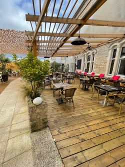 terrasse dédente et restauration à la belle saison  |  hôtel Logis à  Jonzac