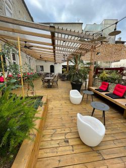 terrasse dédente et restauration à la belle saison  |  hôtel Logis à  Jonzac