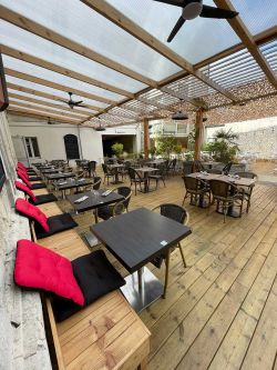 terrasse dédente et restauration à la belle saison  |  hôtel Logis à  Jonzac